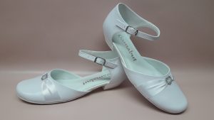 314 – Białe buty komunijne z serduszkiem z cyrkoniami