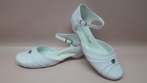 322 – Białe buty komunijne z ozdobnym serduszkiem