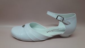 322 – Białe buty komunijne z ozdobnym serduszkiem
