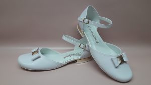 324 – Białe buty komunijne z kokardą